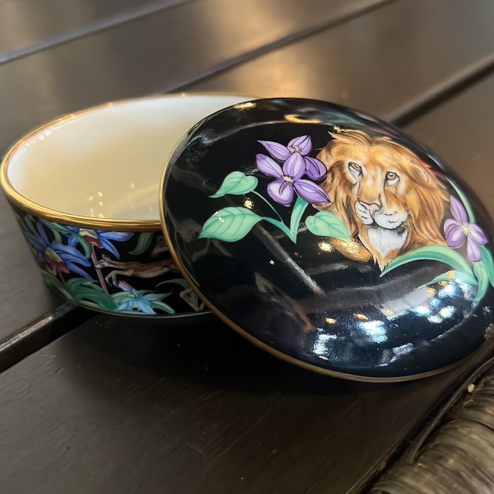 𝐑𝐀𝐑𝐄 𝐅𝐑𝐀𝐍𝐂𝐈𝐒𝐂𝐀𝐍 𝐌𝐄𝐍𝐀𝐆𝐄𝐑𝐈𝐄 𝐙𝐎𝐎 𝐓𝐑𝐈𝐍𝐊𝐄𝐓 𝐁𝐎𝐗 - Picture 14 of 17